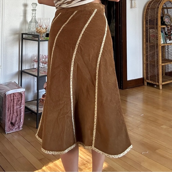 Corduroy tan midi skirt floral detail - Picture 2 of 6
